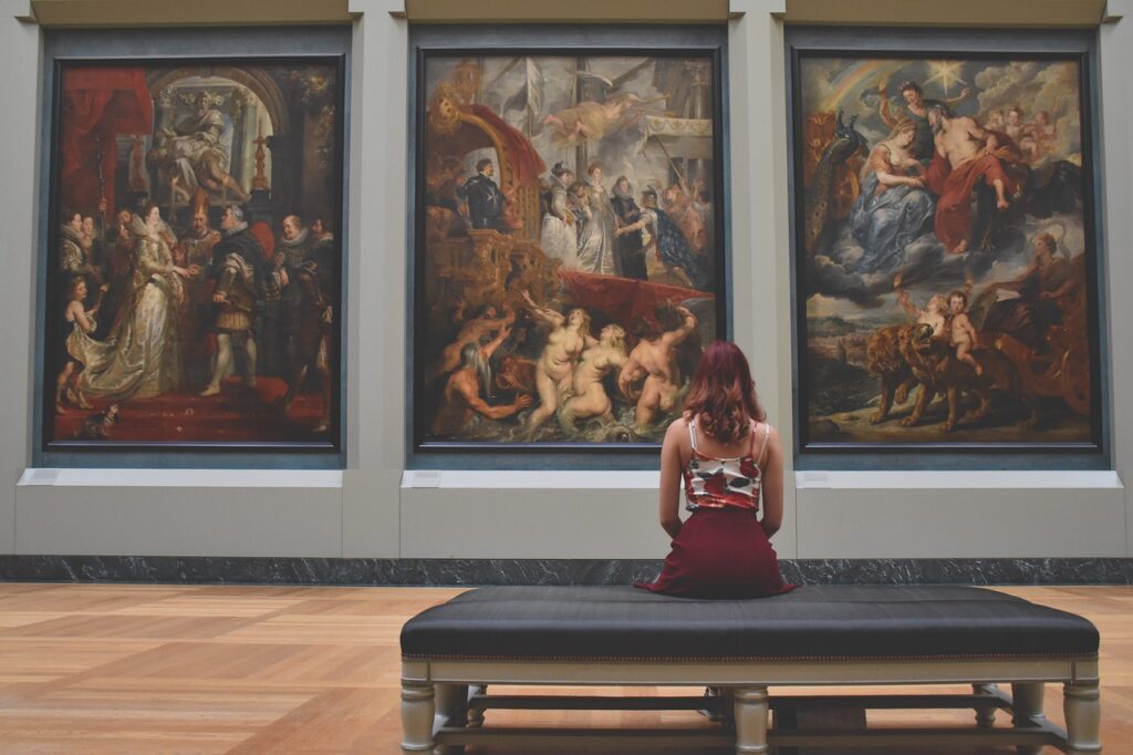 femme regardant un tableau au musée lors d'une exposition