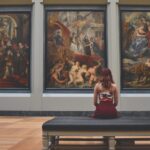 femme regardant un tableau au musée